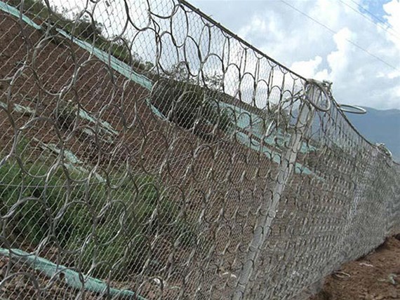 边坡防护网与生态环境和谐共生，绿色防护理念深入人心